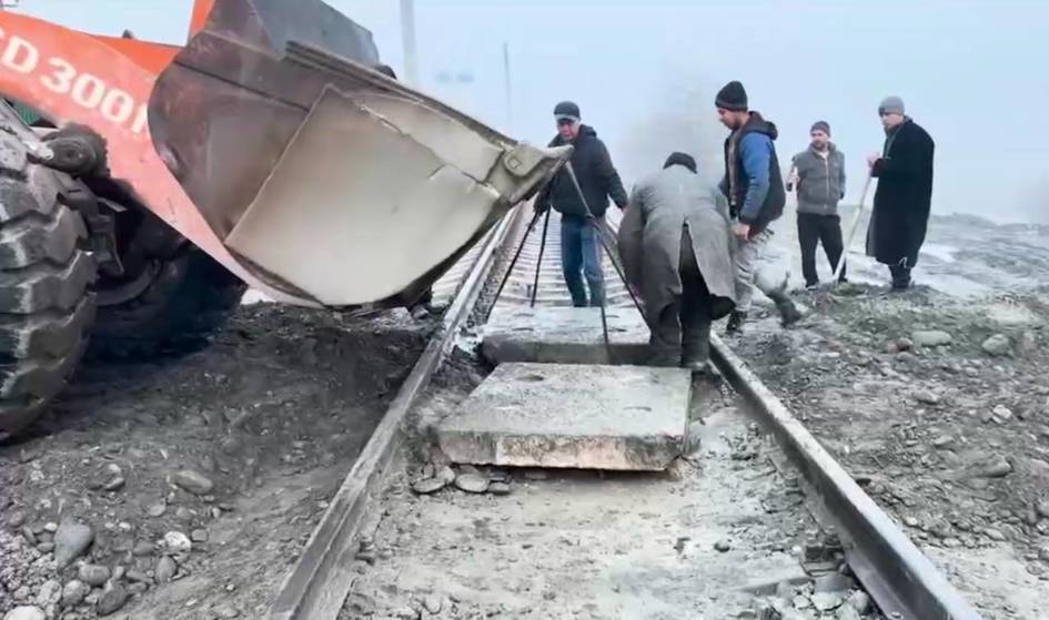 Зарафшон дарёси ўзанида ноқонуний қум-шағал қазиб олиниши оқибатида табиатга 422 млрд сўмлик зарар етказилди